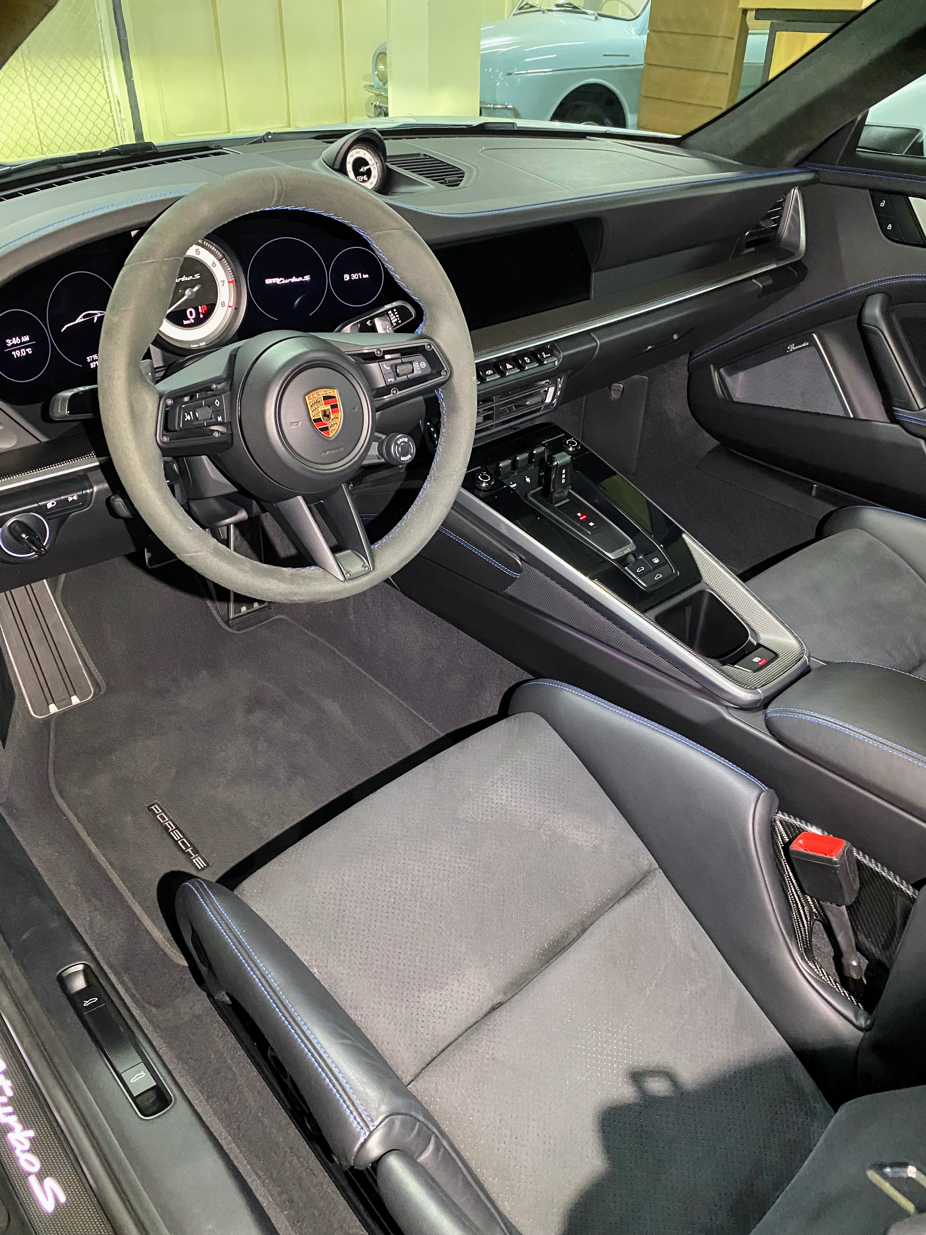 Detallado interior — cabina completa