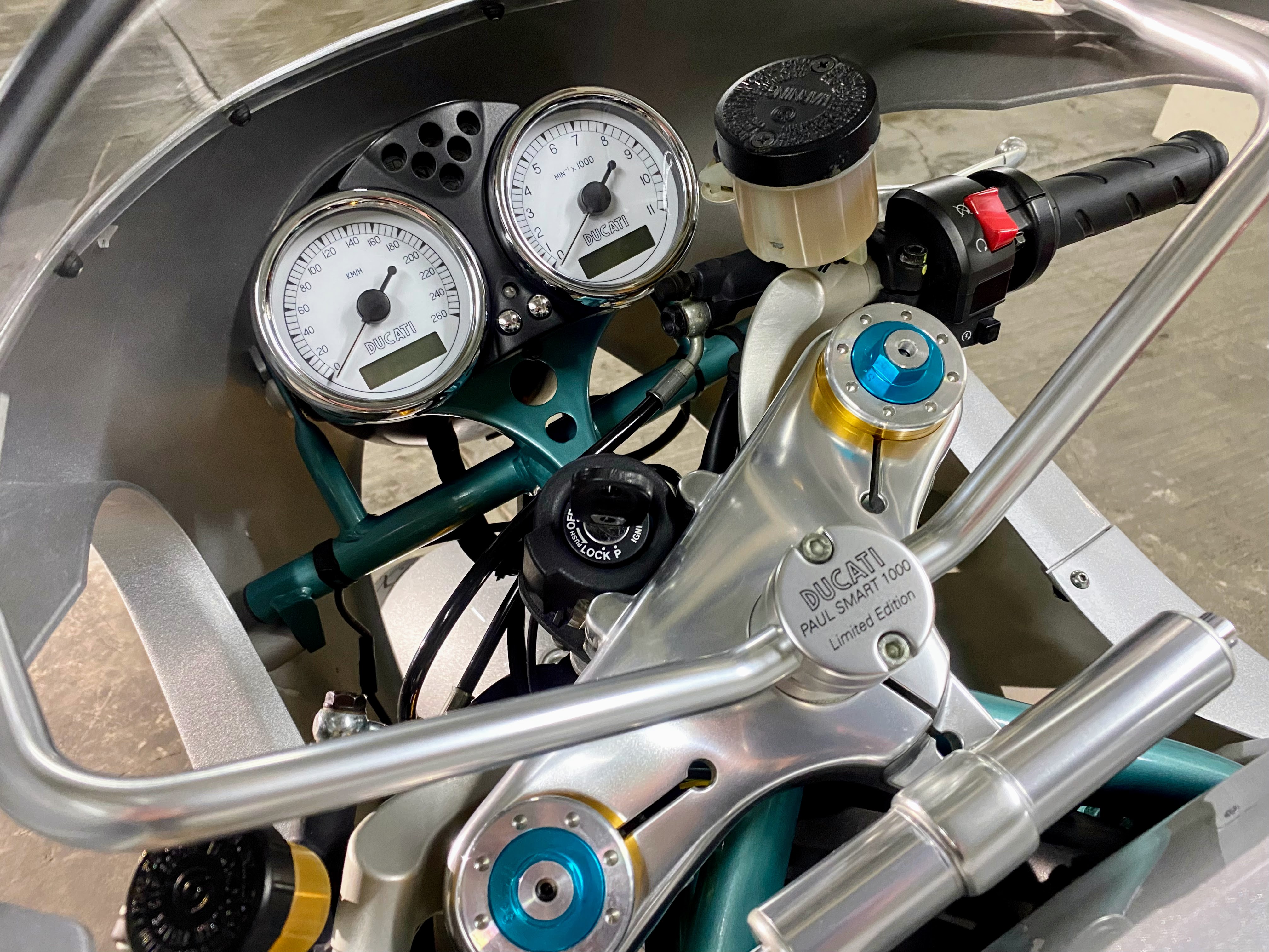 Moto detallada — brillo profundo