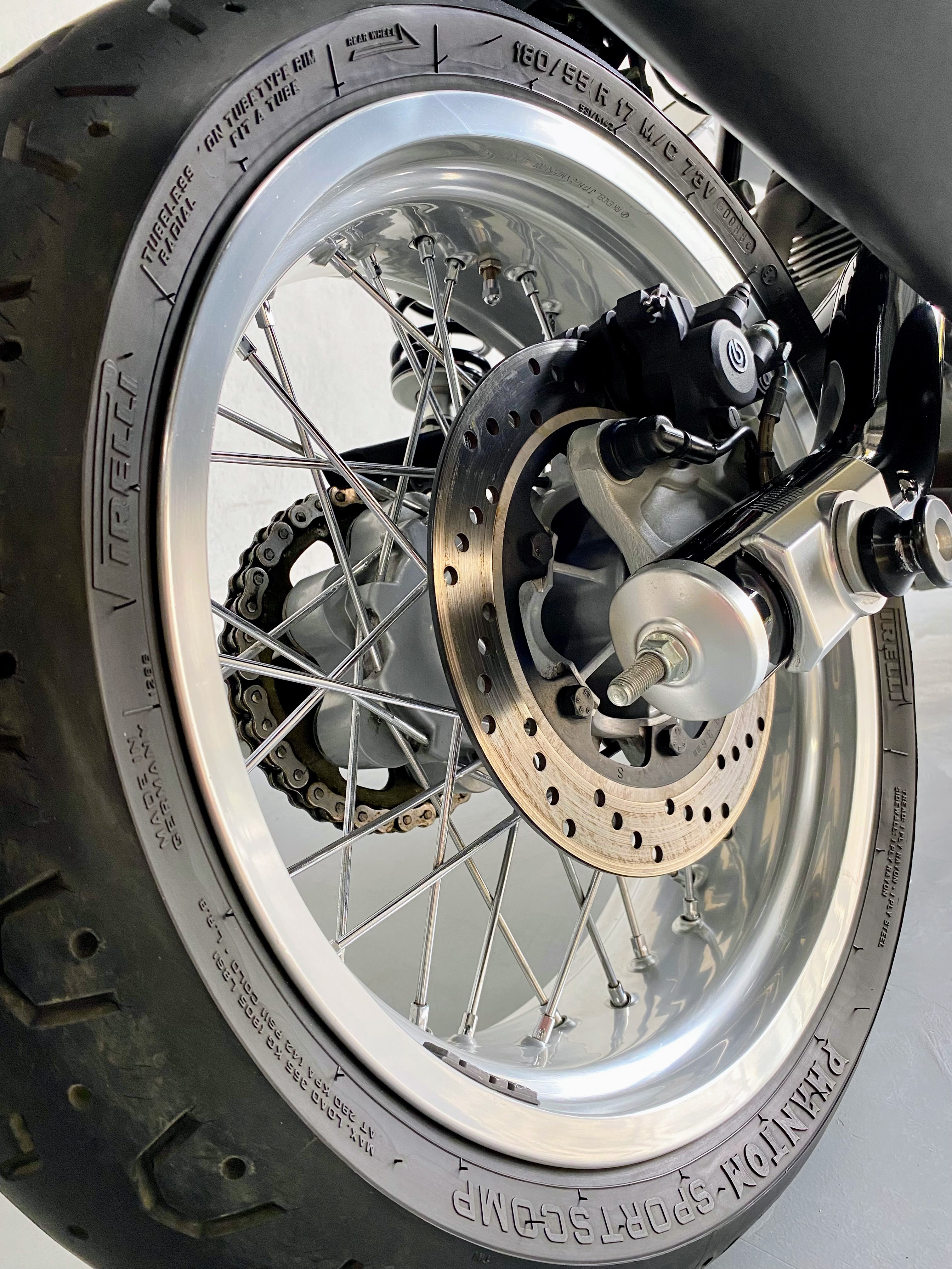 Moto clásica — acabado restaurado