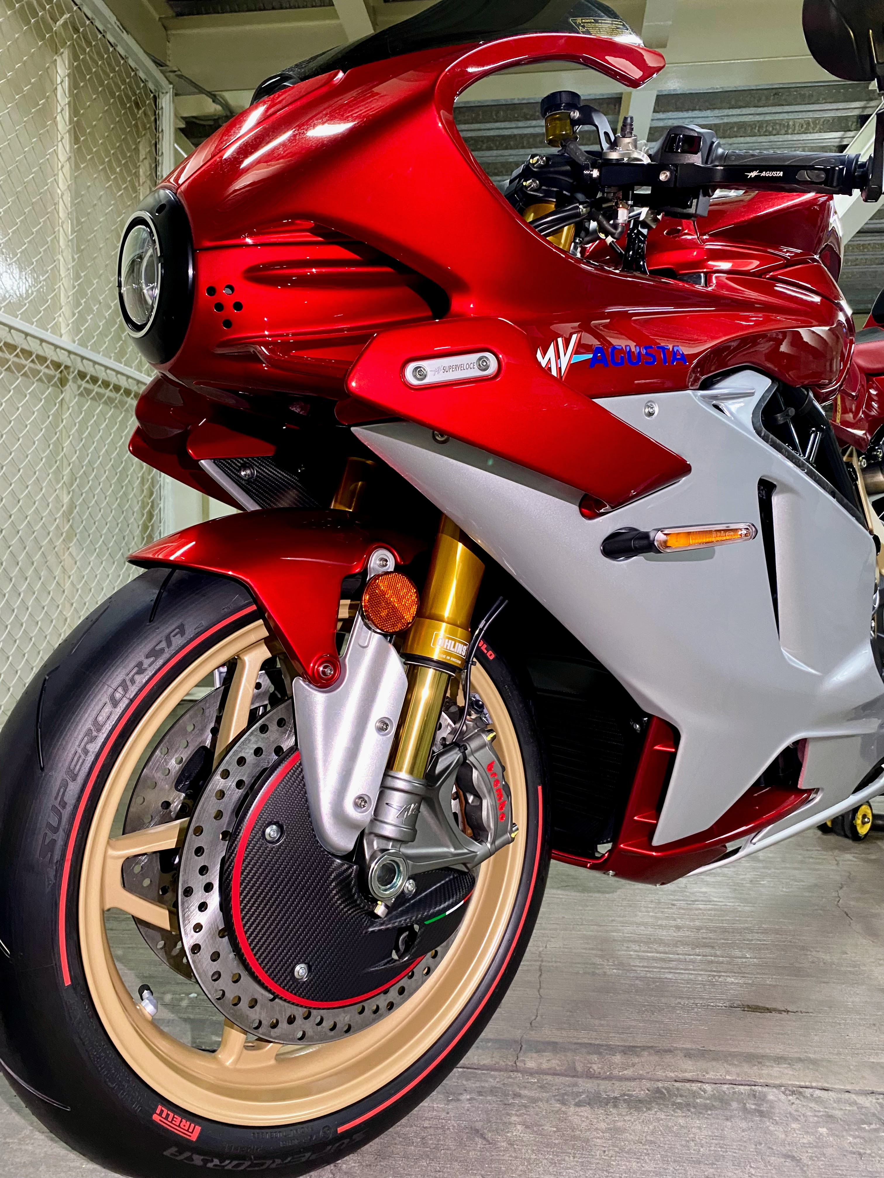 Moto — corrección y cerámico