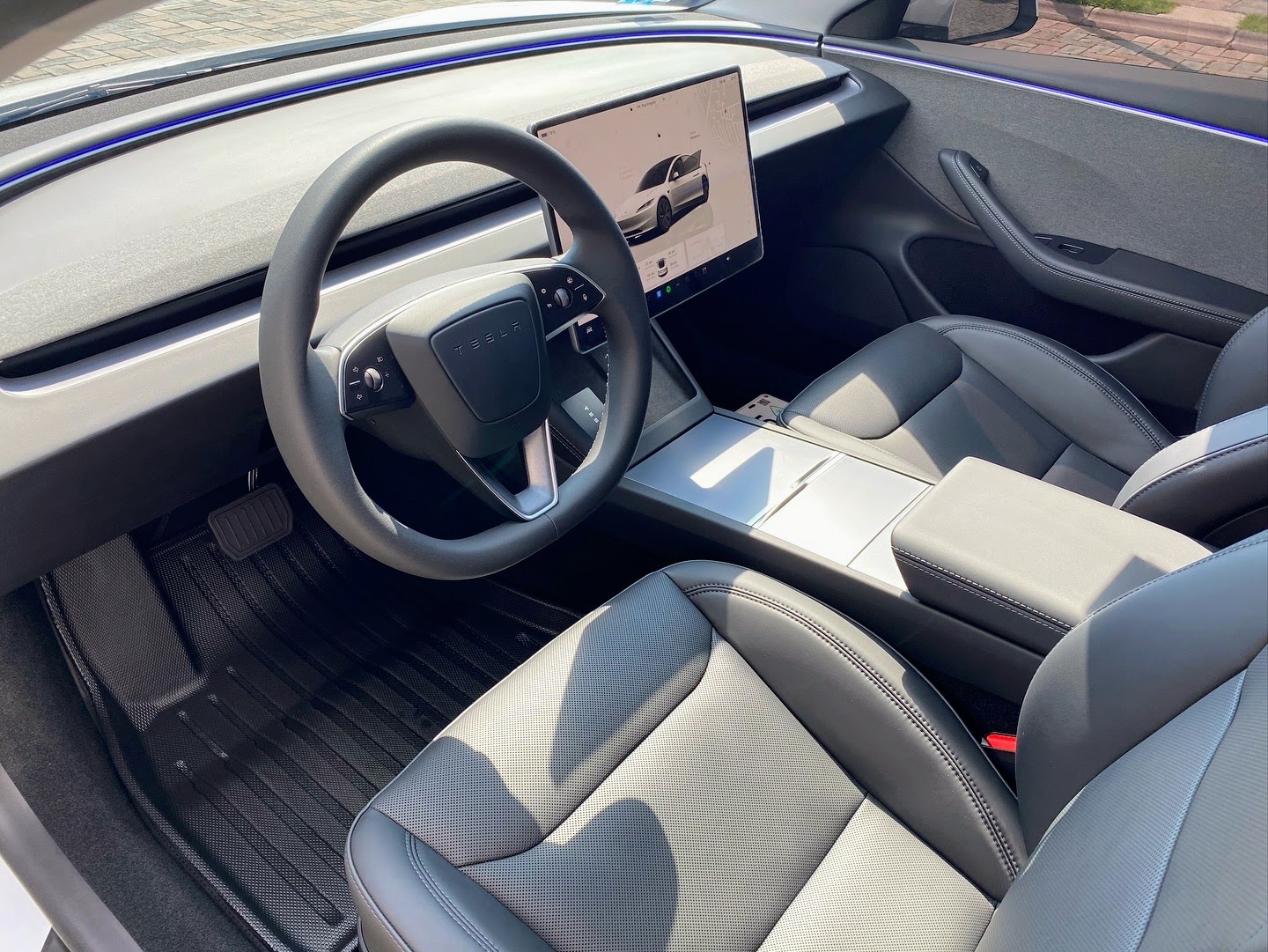 Volante SEAT — cuero perforado detallado