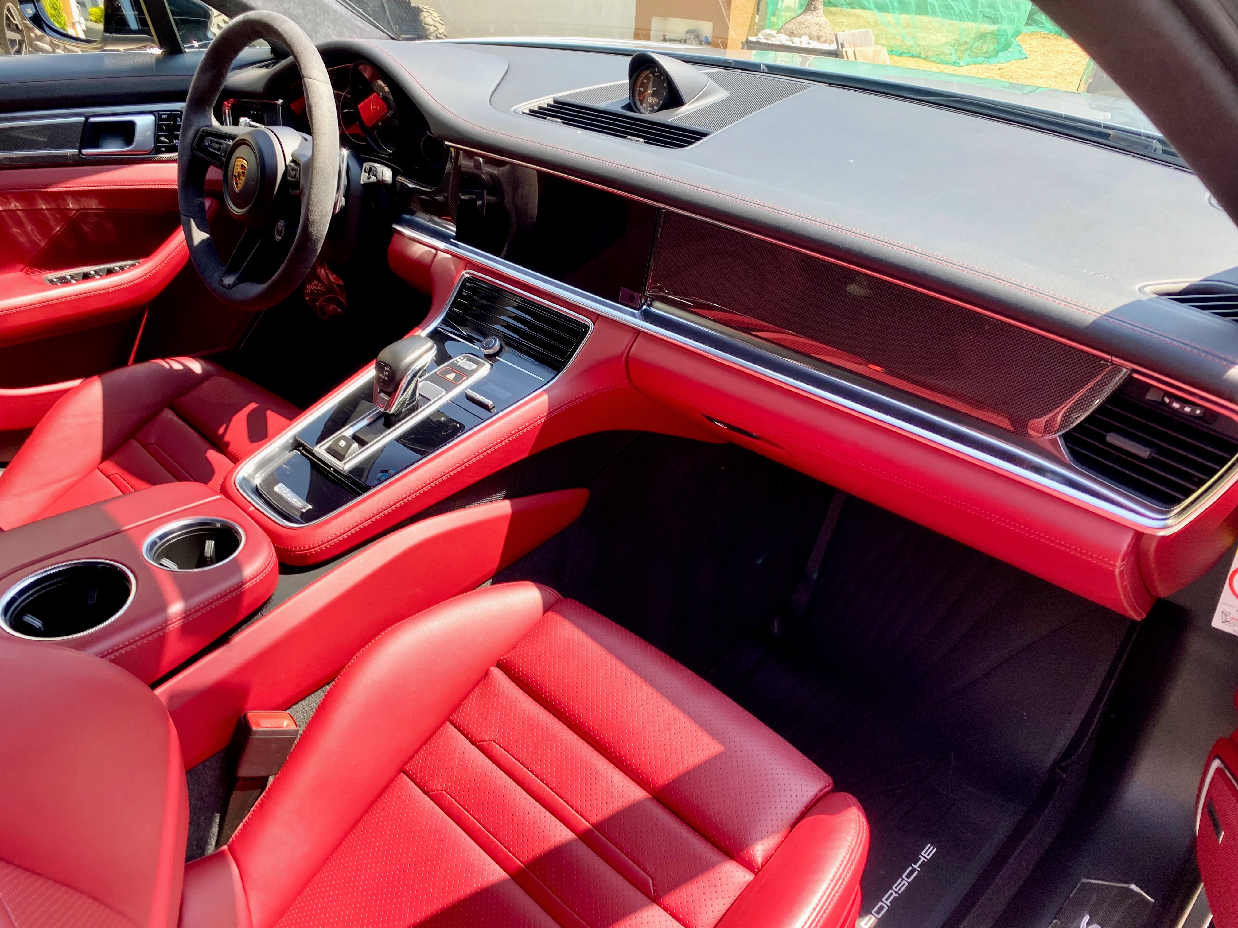 Mazda — interior rojo detallado