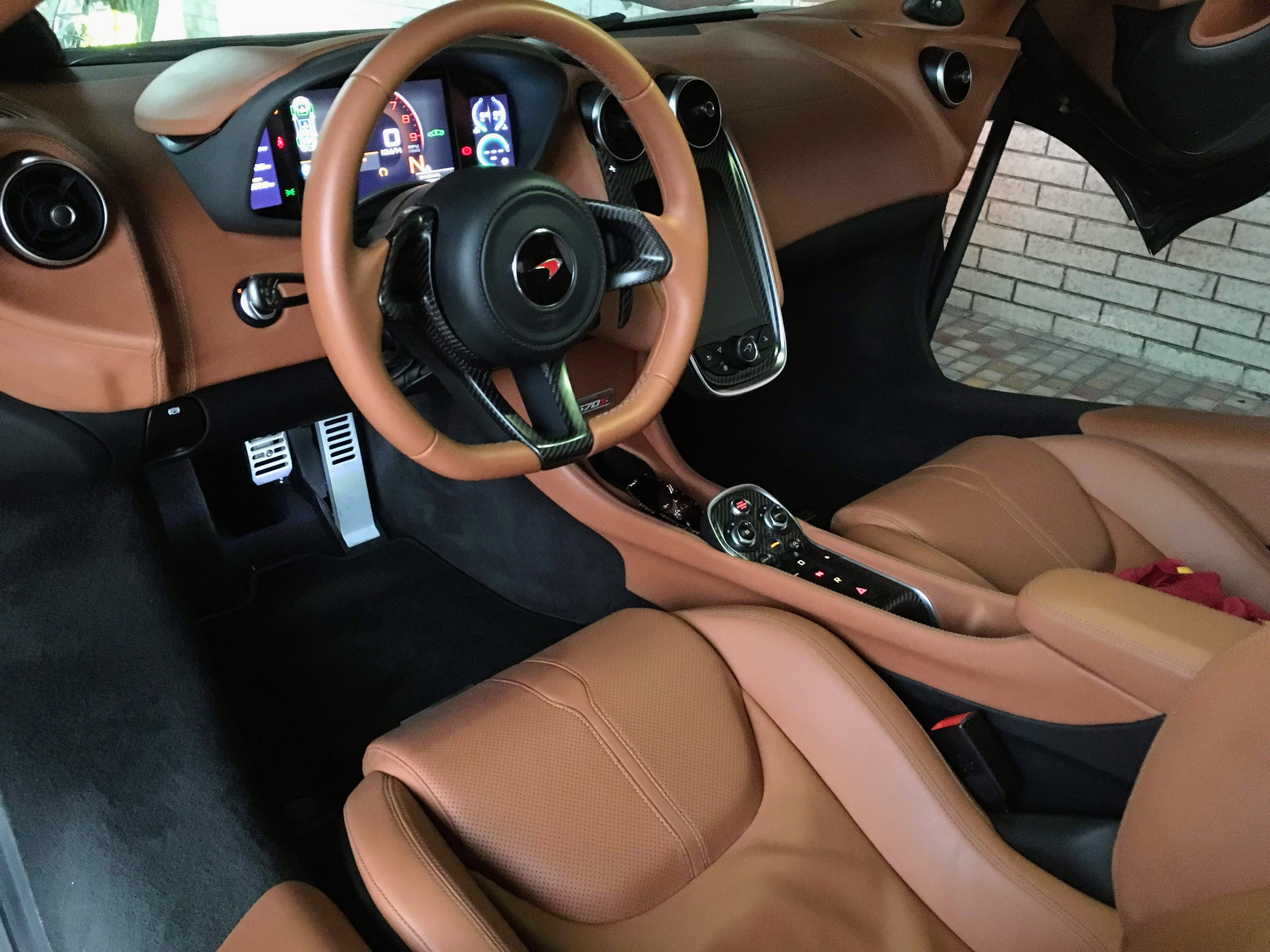 Consola central detallada con acabados premium