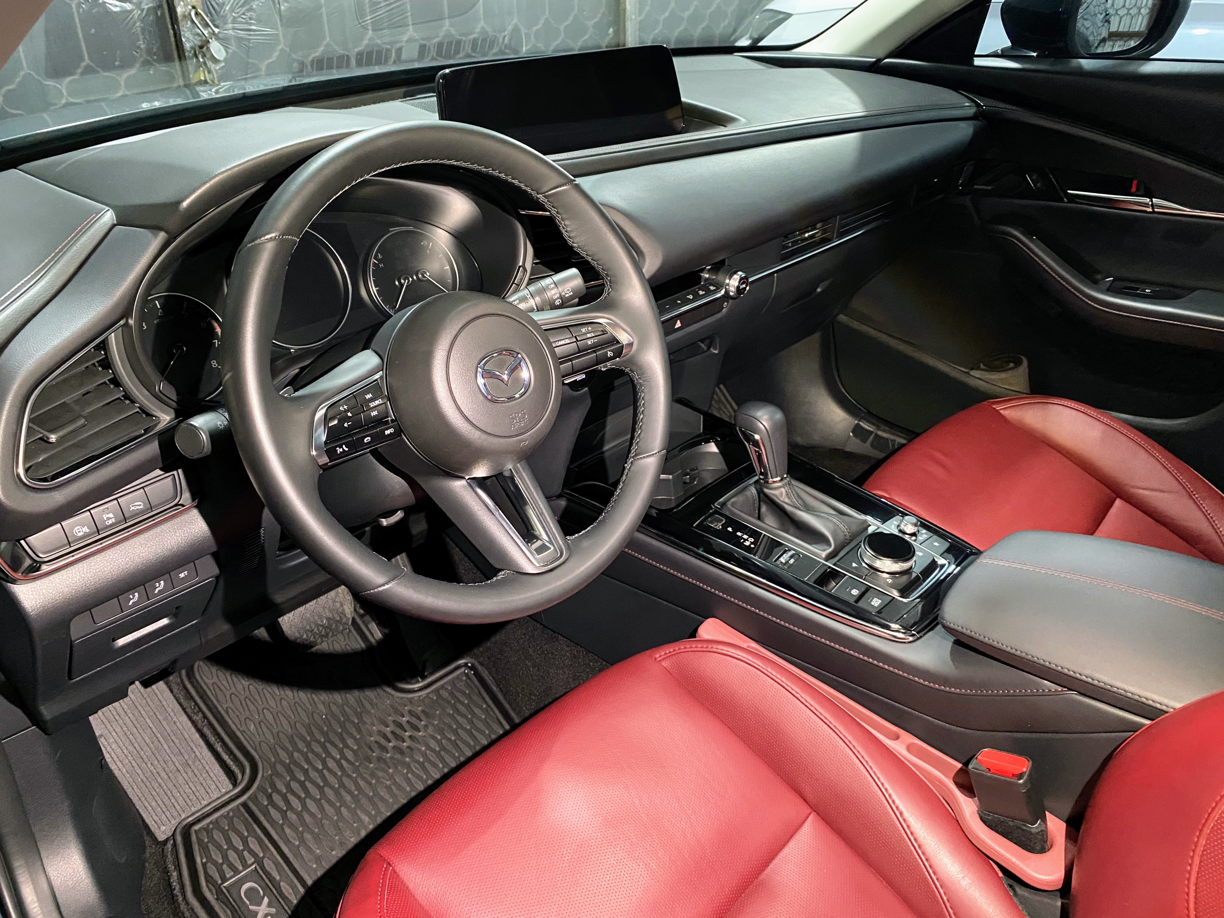 Mazda — interior rojo detallado